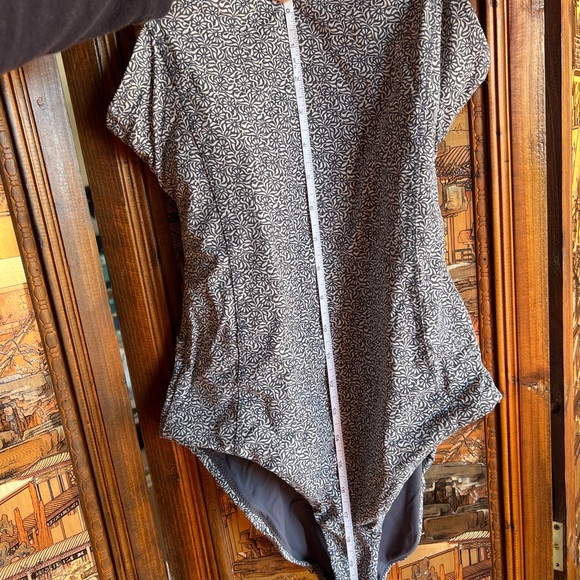 Vuori Grey Floral-Print One-Piece size Small - Picture 4 of 5